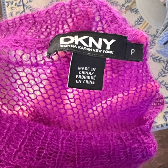 Dkny vintage petite sweater - Picture 2 of 4